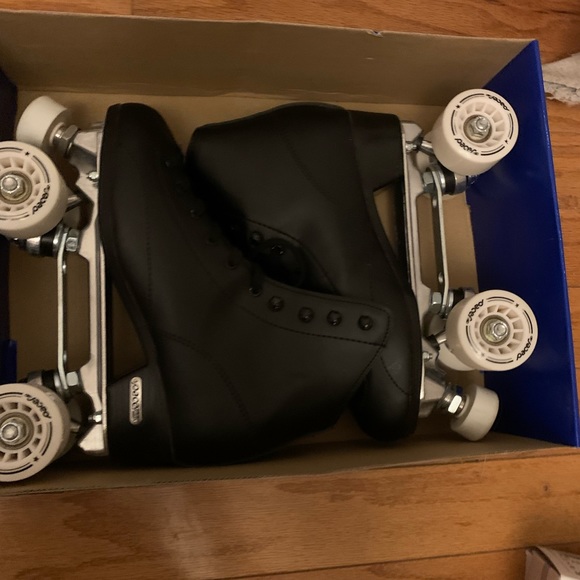 Pacer roller skates Used 2 or 3 times very lightly no damage at all - Picture 2 of 2